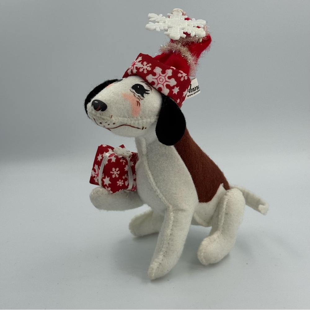 Annalee Dolls 2009 6” Gift Giving Snowflake Hound Puppy Dog Holiday Red Hat